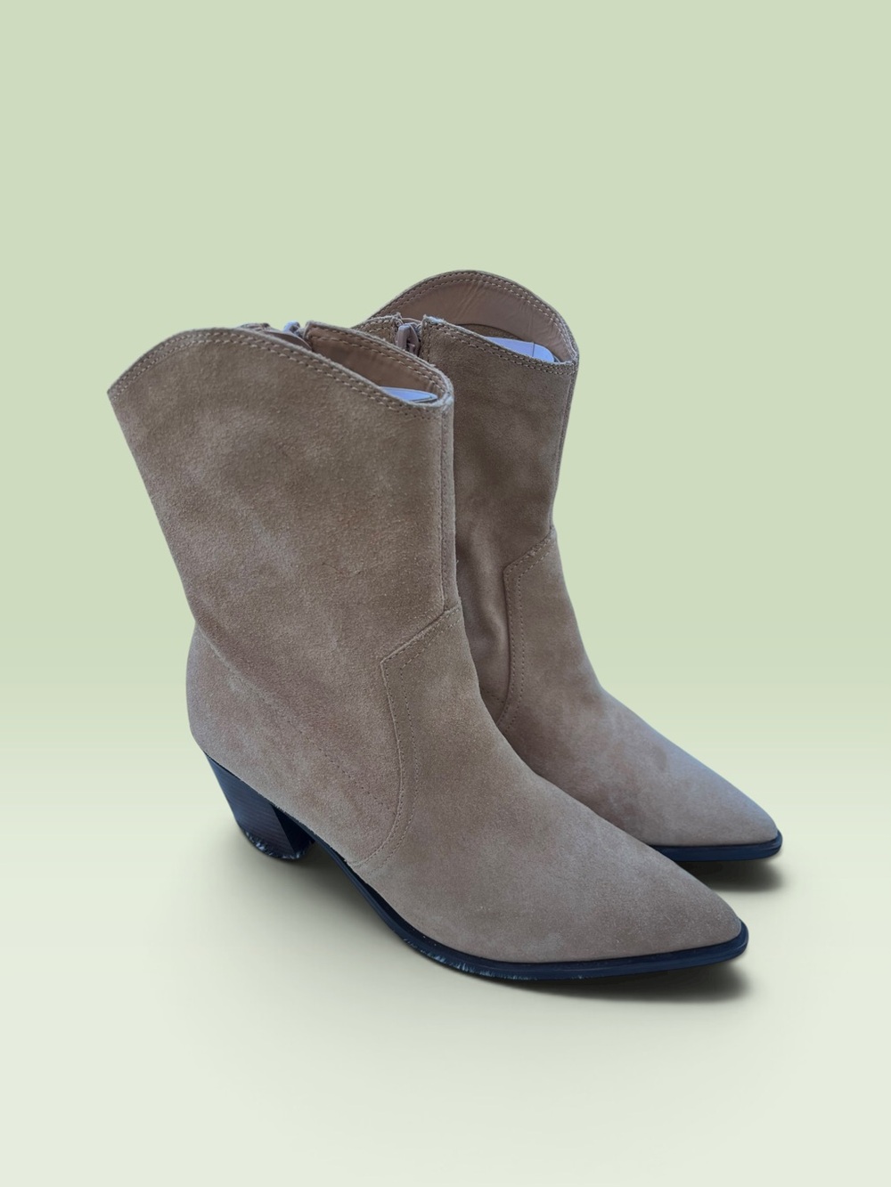 Express Suede
Pointed Toe Ankle Boots in the shade Pecan.